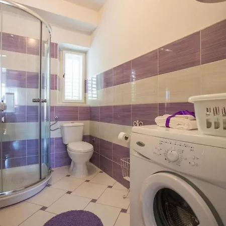 Gugily- Single With Shared Bathroom
