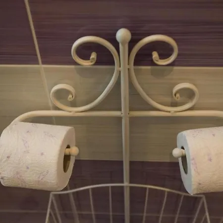 Gugily- Single With Shared Bathroom