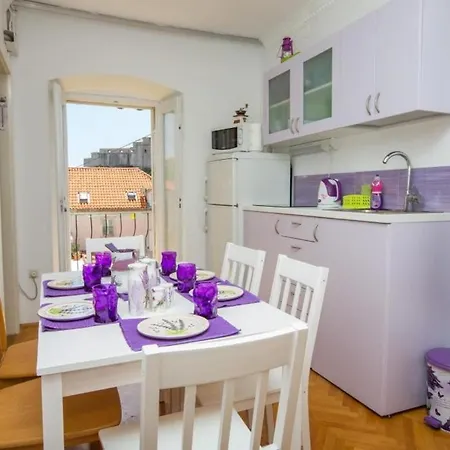 Apartment Gugily- Single With Shared Bathroom