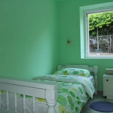 Apartment Gugily- Single With Shared Bathroom *