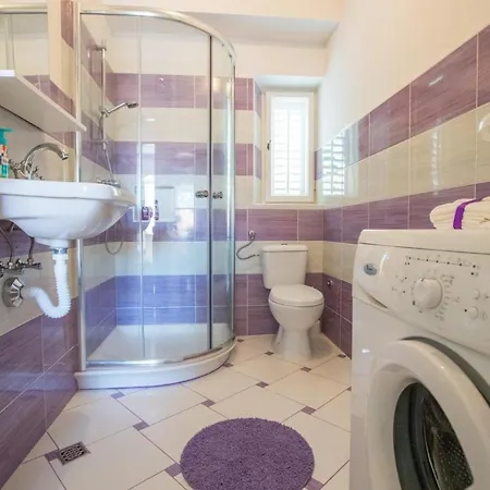 Gugily- Single With Shared Bathroom